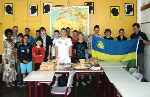 Die Klasse 8b mit Frau Denice Uwimama-Reinhard