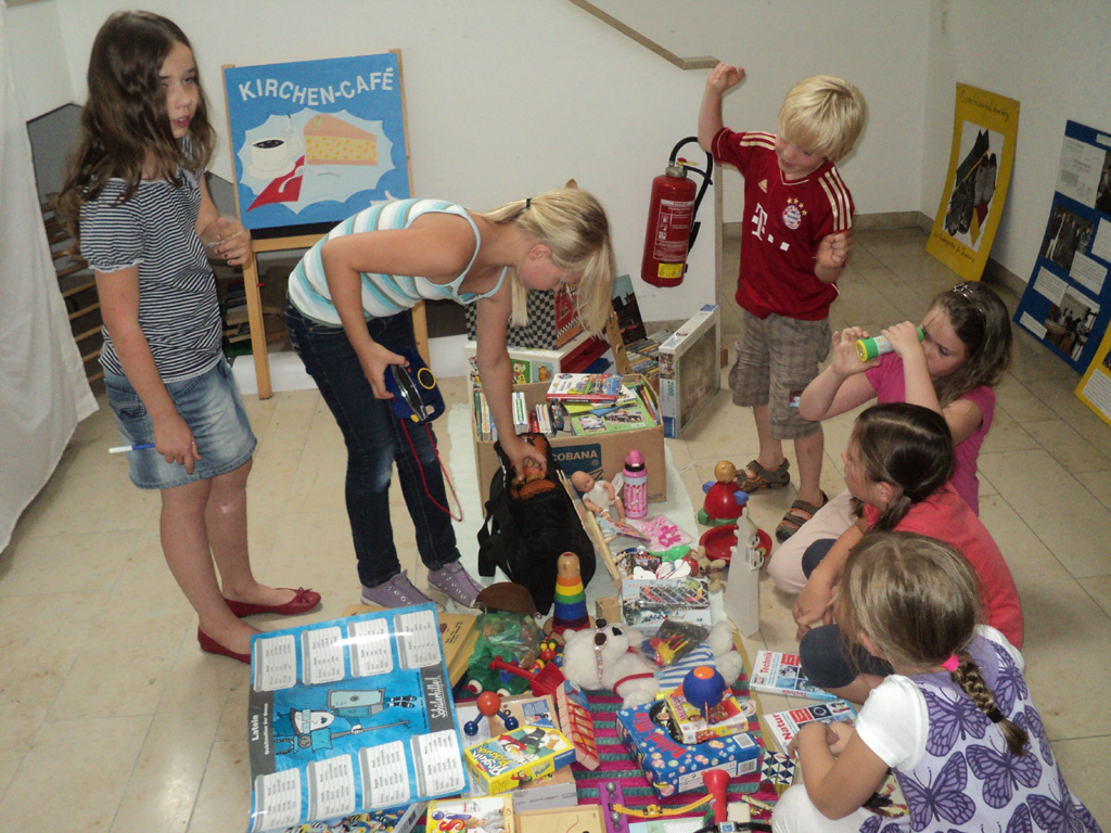 Flohmarkt der Kinder beim Gemeindefest in der ev. Kirche Günzburg
