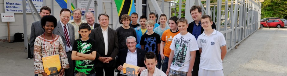 cropped-Erdbebenhaeuser_Tansania_Foerderschule_Mai2012.jpg