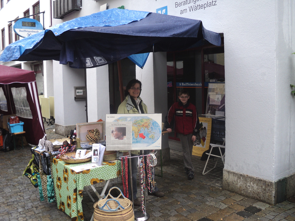 Verkaufsstand auf dem Günzburger Jahrmarkt mit Infomaterial