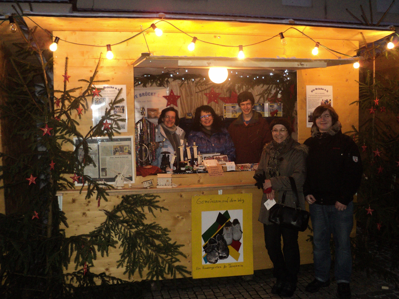 Besucher vor unserer Bude
