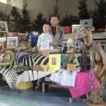 Kunsthandwerkermarkt Jahnhalle: Ute und Nathalie beim Verkauf