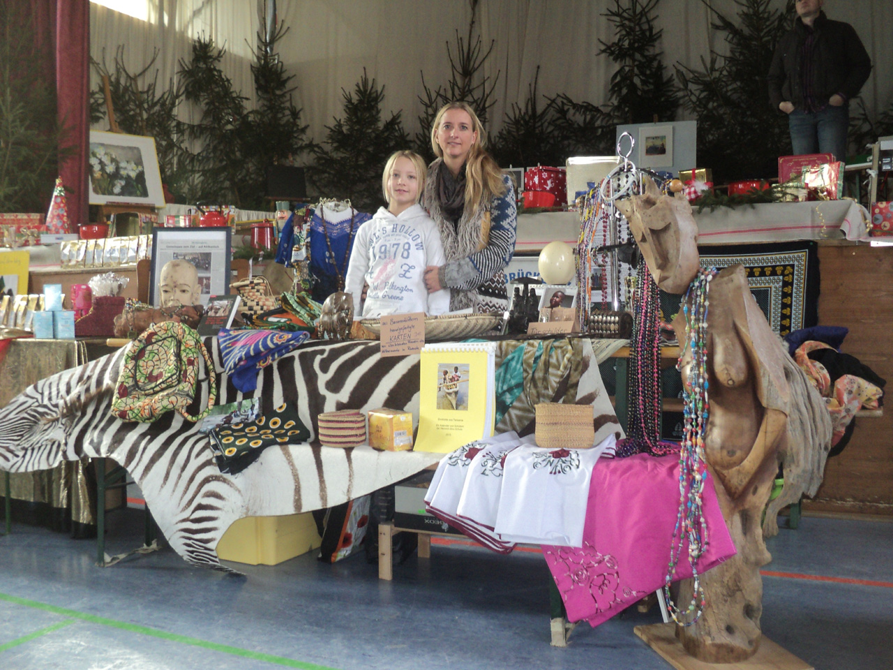 Kunsthandwerkermarkt Jahnhalle: Ute und Nathalie beim Verkauf