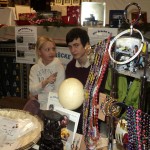 Kunsthandwerkermarkt Jahnhalle: Tobias und Nathalie beim Verkauf