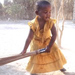 Kind beim Kehren, Nuru ist unser Patenkind
