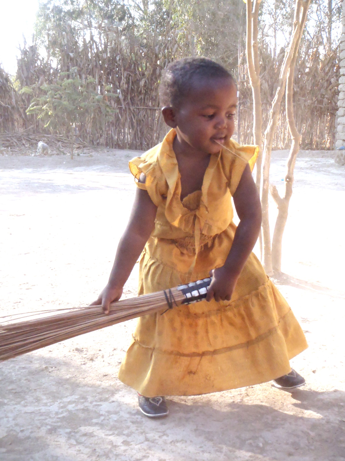 Kind beim Kehren, Nuru ist unser Patenkind