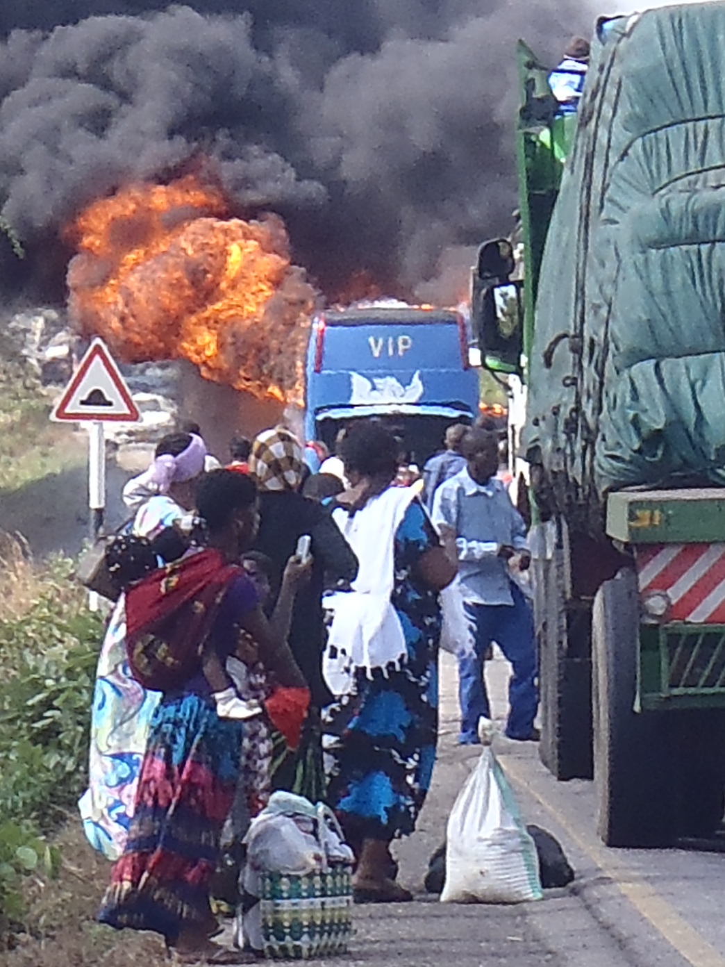 Hier hat die bunte Frabe nichts genutzt, unser Bus stand innerhalb von 3 Minuten in Flammen