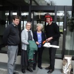 Die Schwesternschaft in Großheppach übergibt die Motorsäge mit Sicherheitsausrüstung