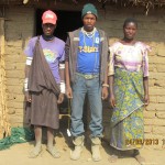 Famile Nyau vom Stamm der  Sukuma. Die Sukuma sind eine Volksgruppe, die nahe bei IHAHI in kleinen Siedlungen wohnen. Einige Sukuma Familien schicken ihre Kinder in den Kindergarten. Das ist sehr wichtig, da die Sukuma eine eigene Sprache sprechen und die Kinder Kisuaheli in der Schule beherrschen müssen. Die Schwestern unterrichten die Kinder in Kisuaheli.