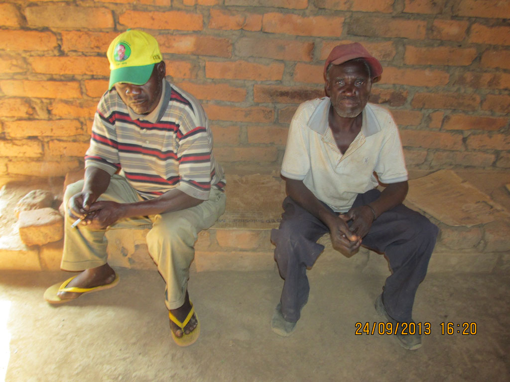 Herr Hezekiah Mgimba und Herr  Born  Mbaya.