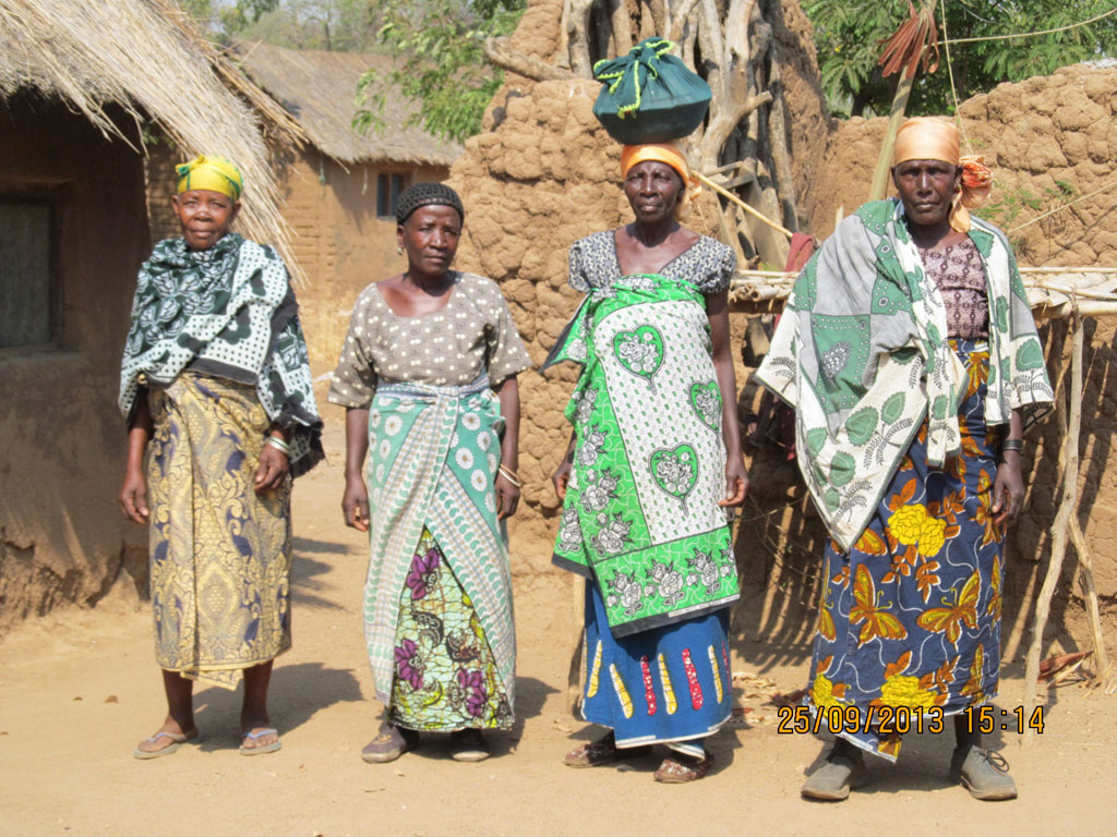 Frau Roda ngoloka, Frau .Ngela, Frau Ponela und Frau Flora Mgadu. Die beiden letzteren sind Witwen.