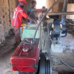 Ein Powertiller wird als Reismühle eingesetzt