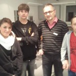Beysa, Arnold, Harry und Samuel Hahn bei einem Infogespräch über das Ruandaprojekt