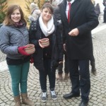 Samantha und Beyza beim Verkauf von Losen