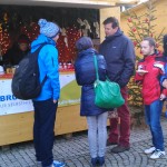 Weihnachtsmarktstimmung vor der Bude des Vereins