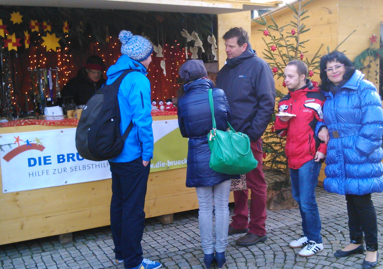 Weihnachtsmarktstimmung vor der Bude des Vereins