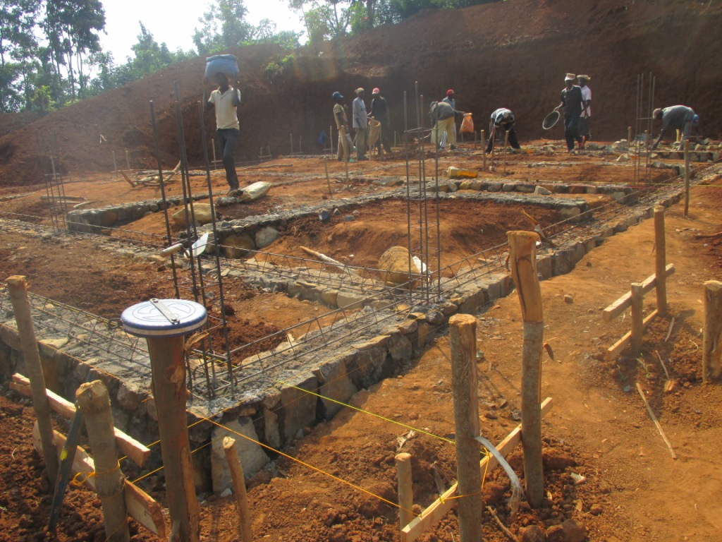 Die Arbeiten am Fundament des Komuniti-Centers