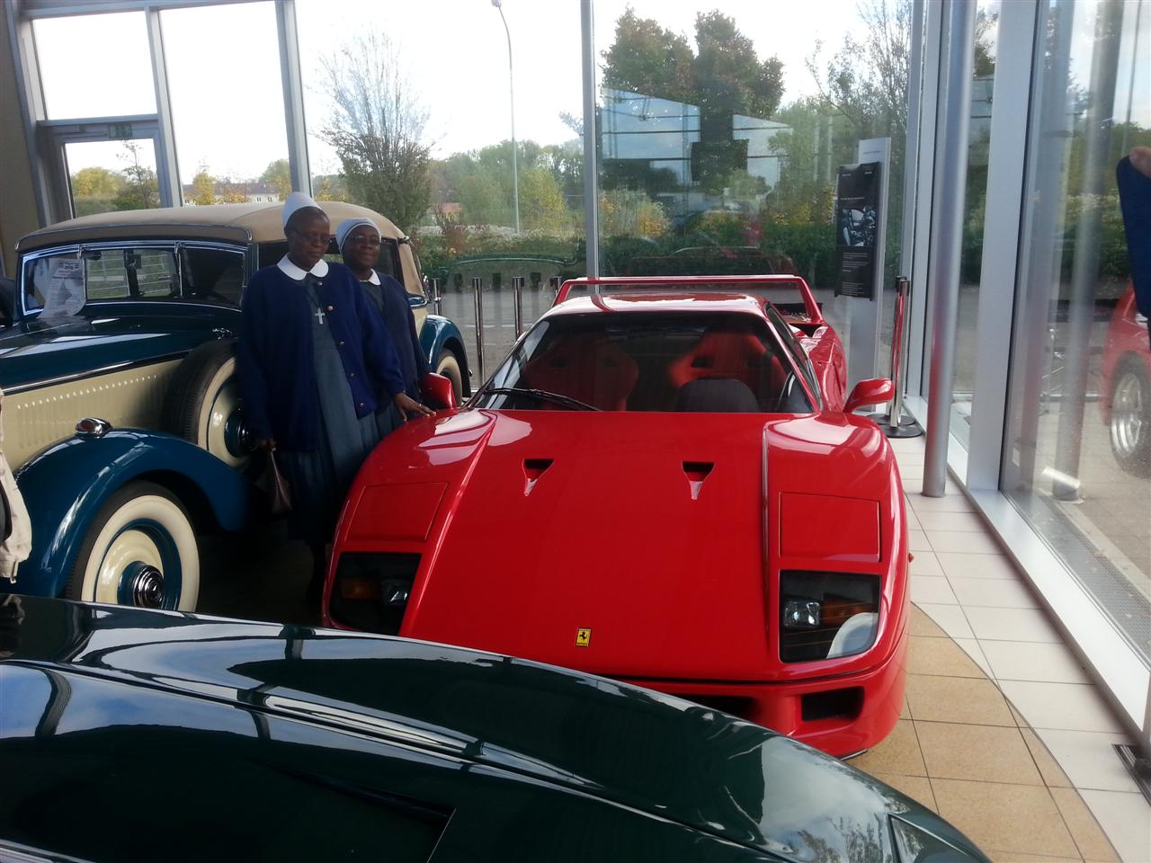 Auch ein Ferrari kann Schwestern entzücken