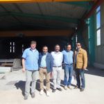 Das iranische Team mit Michael Herold vor der Fabrik in Isfahan