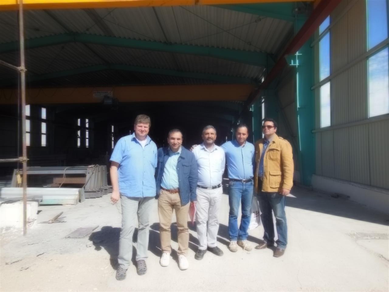 Das iranische Team mit Michael Herold vor der Fabrik in Isfahan
