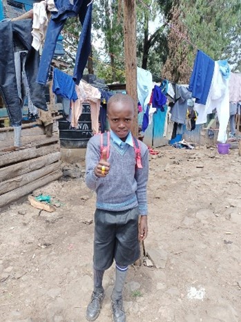 Mohamed in seiner neuen Schuluniform