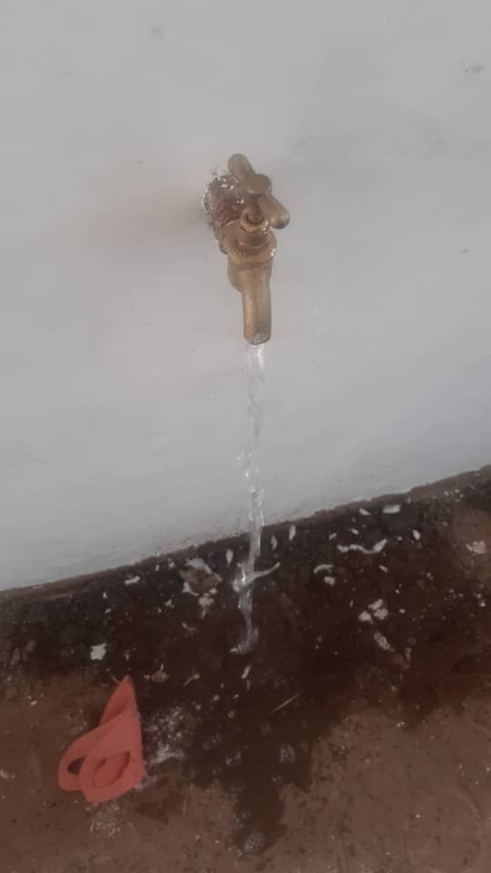 Das Wasser für die Toiletten fließt
